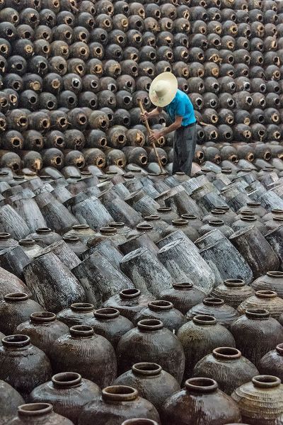 Su, Keren 아티스트의 Man in the middle of big pile of wine jars-Wuxi-Jiangsu Province-China작품입니다.